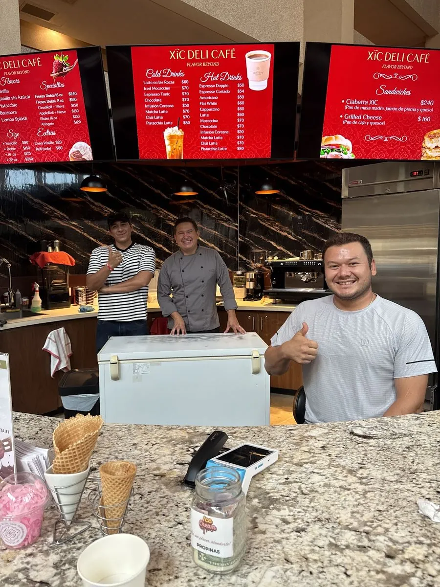 El equipo de XiC Deli Café detrás de la barra